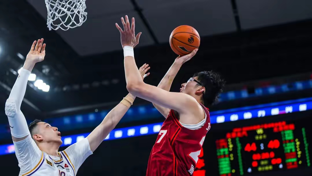 包含NBA季后赛赛程吃紧，广厦男篮冲刺阶段复出首秀，气氛紧张，年轻球员得到机会的词条